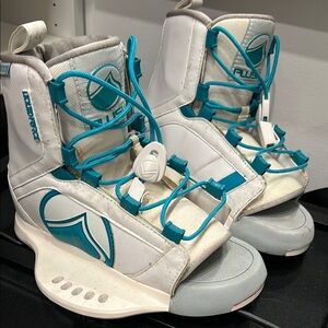 liquid force, plush, White and Teal sz USA 4-7 wmn